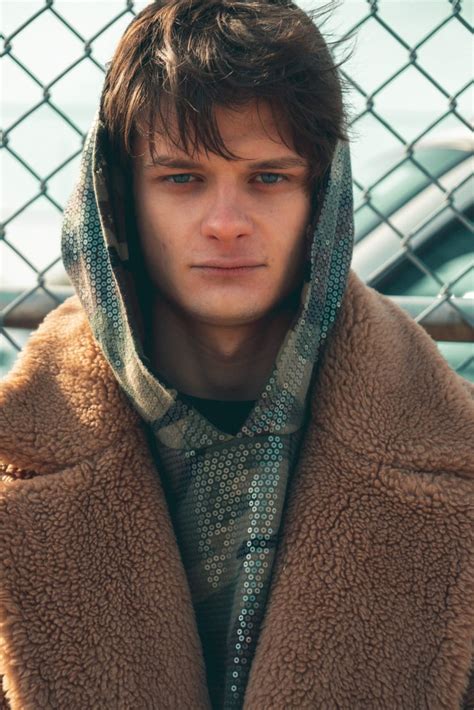 Charlie Tahan (@CharlieTahan) .